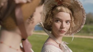 Reseña de Emma. (2020): Orgullo, moda y corazones confundidos en un delicioso juego de apariencias