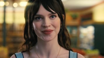 Reseña de Compañera perfecta (2025): Cuando el amor y la tecnología colisionan en un thriller inesperado