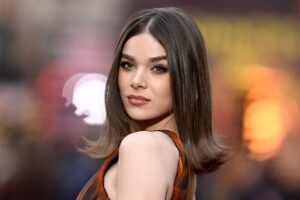 Hailee Steinfeld: La artista que transforma cada escenario en su universo ✨🎬🎤