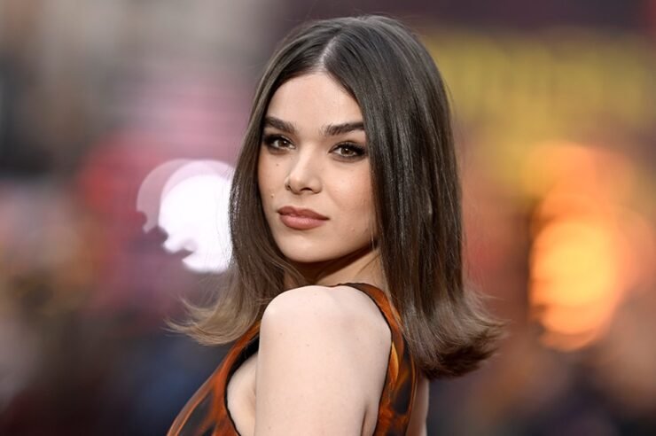 Hailee Steinfeld: La artista que transforma cada escenario en su universo