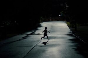 La hora de la desaparición (2025): Misterio, horror y niños que se desvanecen