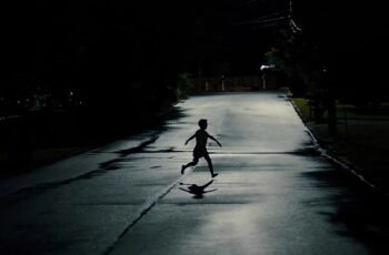 La hora de la desaparición (2025): Misterio, horror y niños que se desvanecen