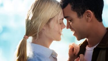 Imagen promocional de Violet y Finch (2020)